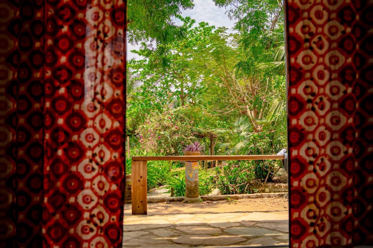 Kokrobite Gardens Restaurant And Guest House Dış mekan fotoğraf